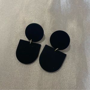 Lightweight black earrings